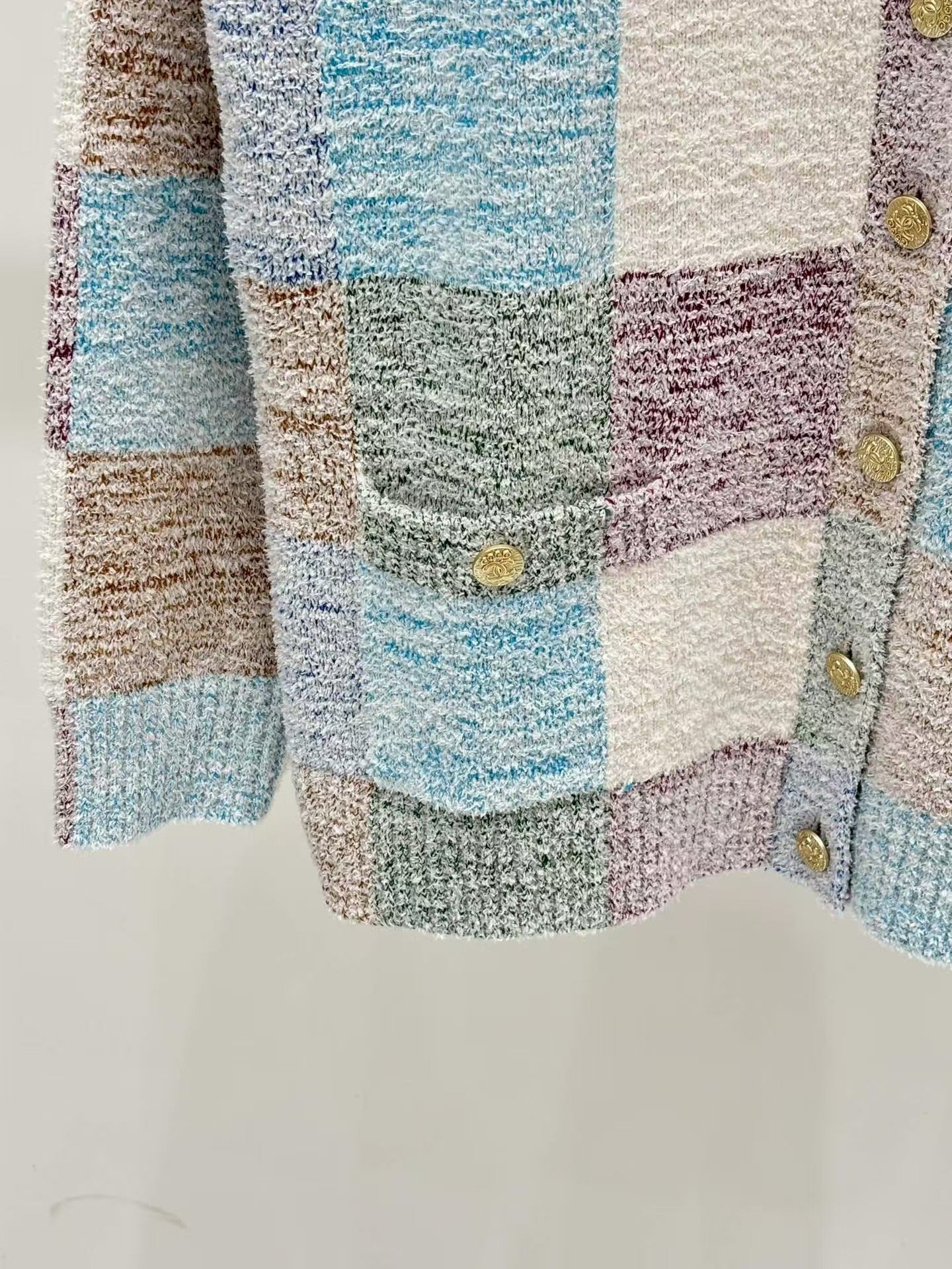 New V-neck contrast checkerboard knitted cardigan