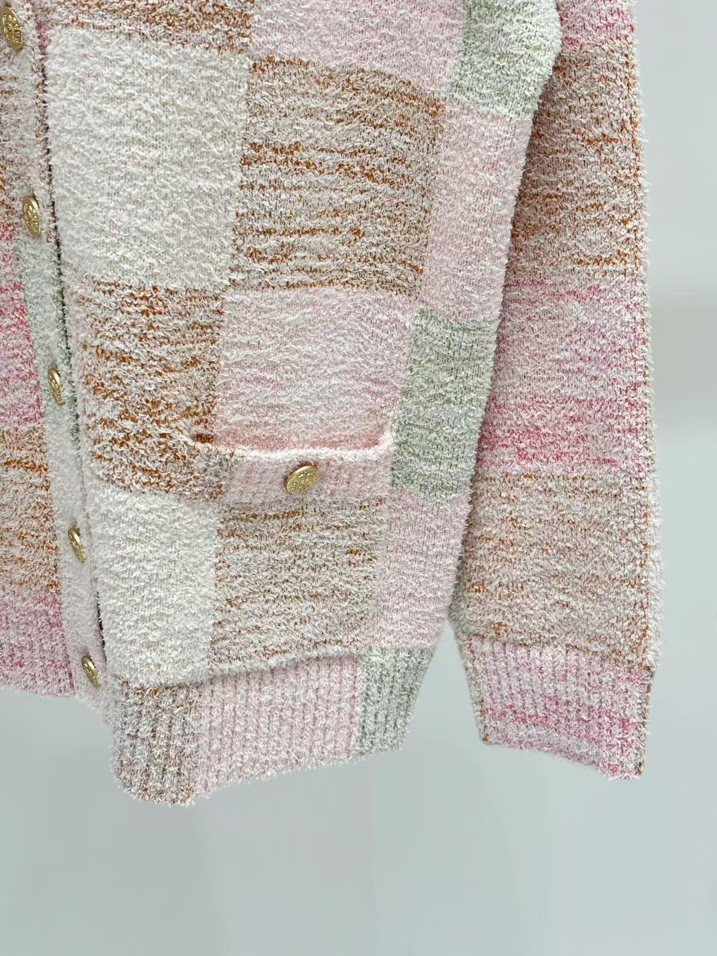 New V-neck contrast checkerboard knitted cardigan