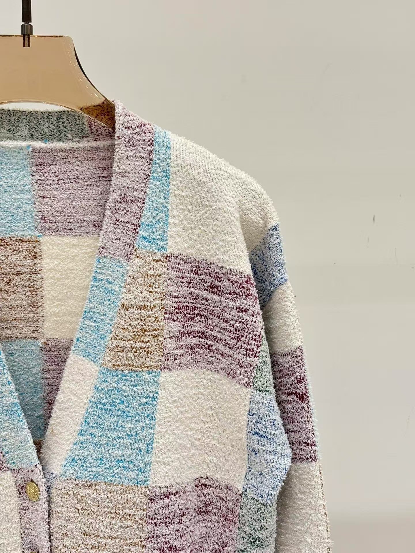 New V-neck contrast checkerboard knitted cardigan