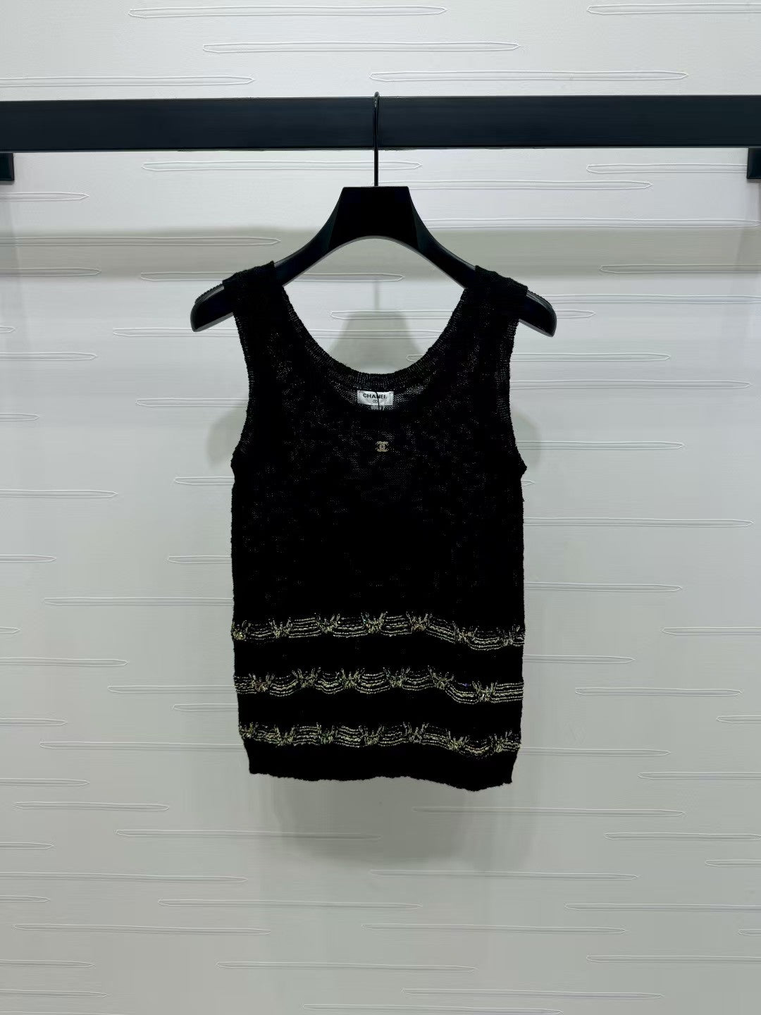 Knitted vest with gold embroidered hem