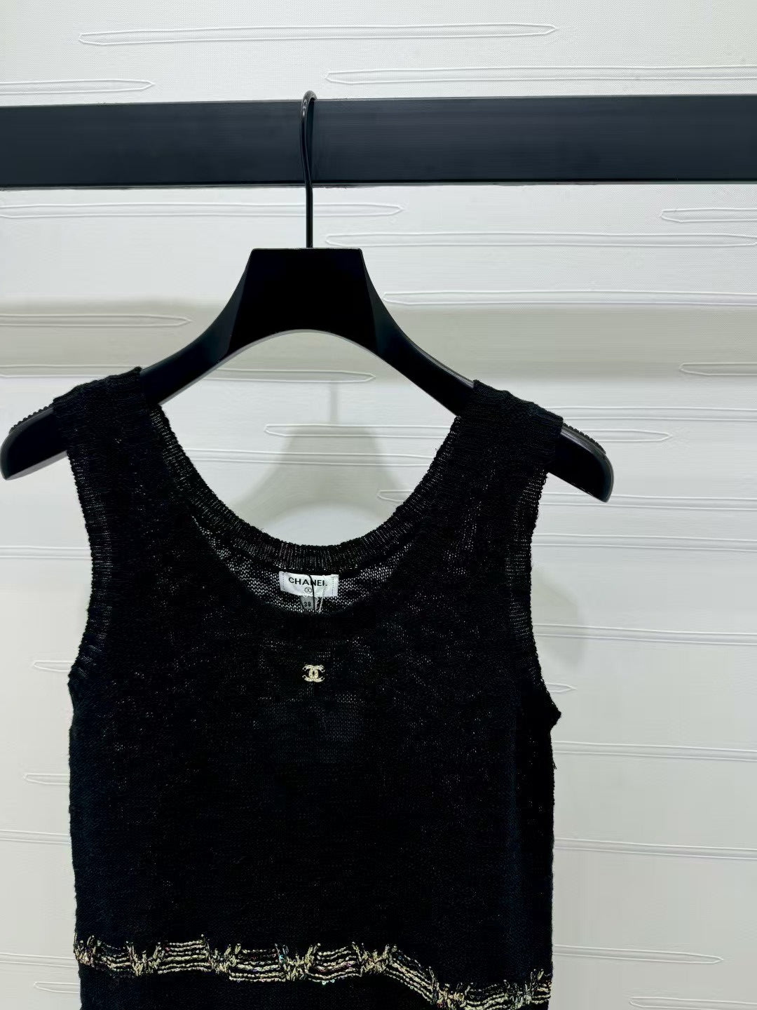 Knitted vest with gold embroidered hem