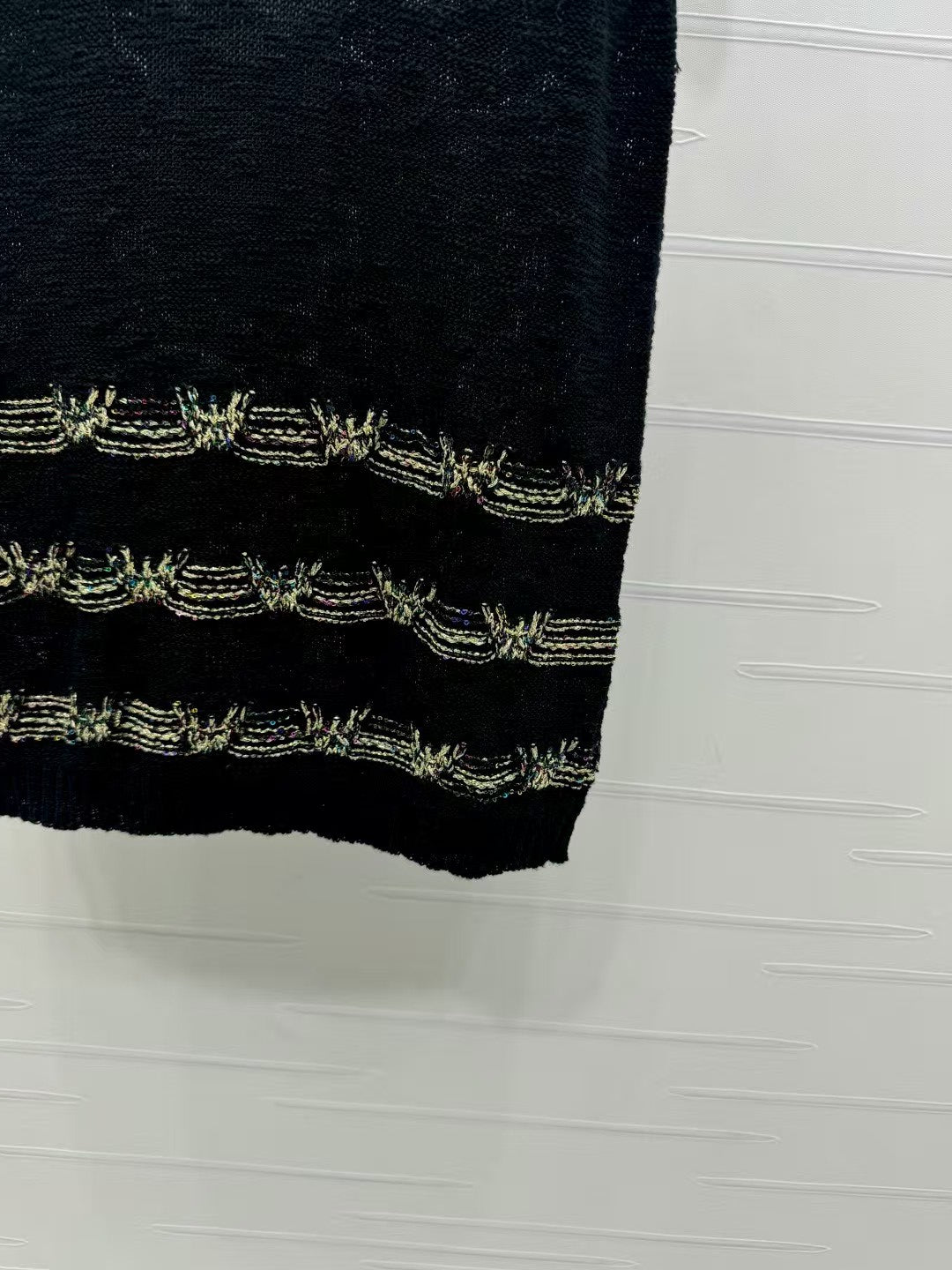 Knitted vest with gold embroidered hem