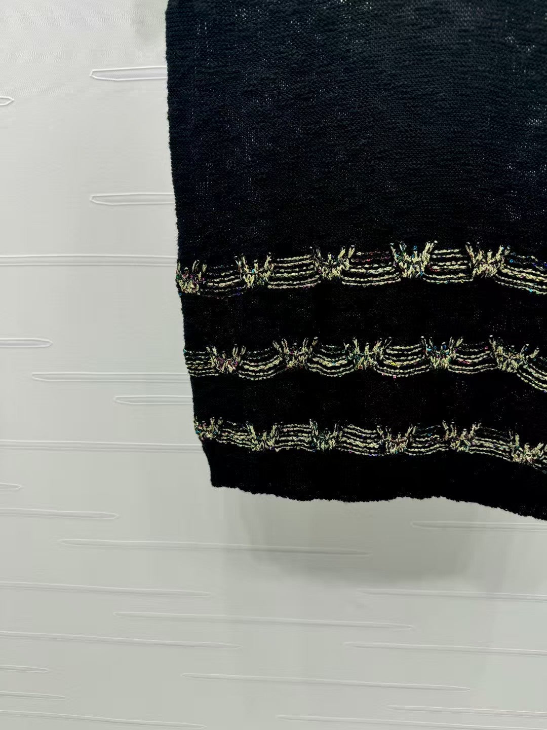 Knitted vest with gold embroidered hem