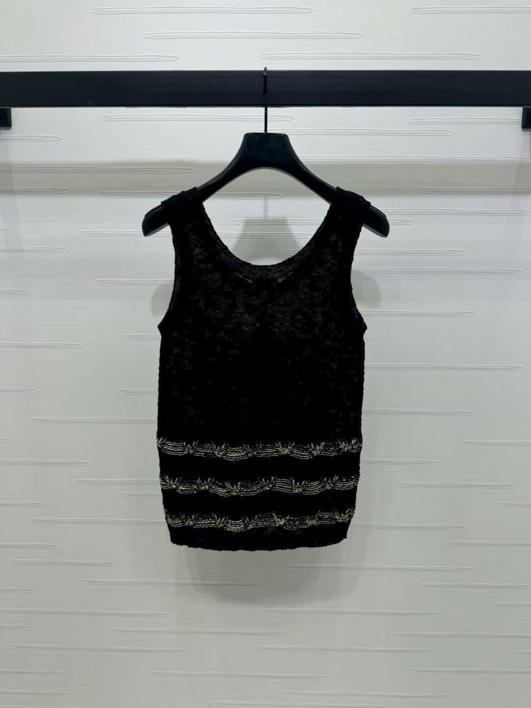 Knitted vest with gold embroidered hem