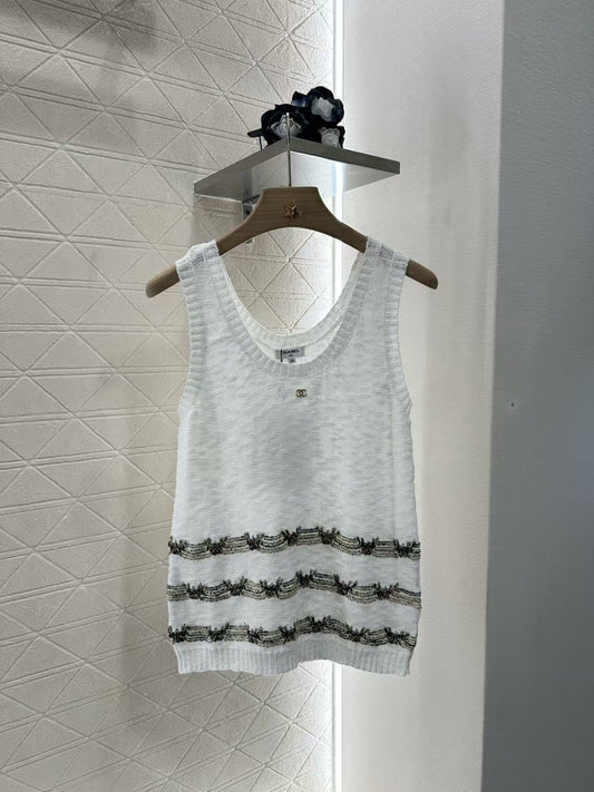 Knitted vest with gold embroidered hem