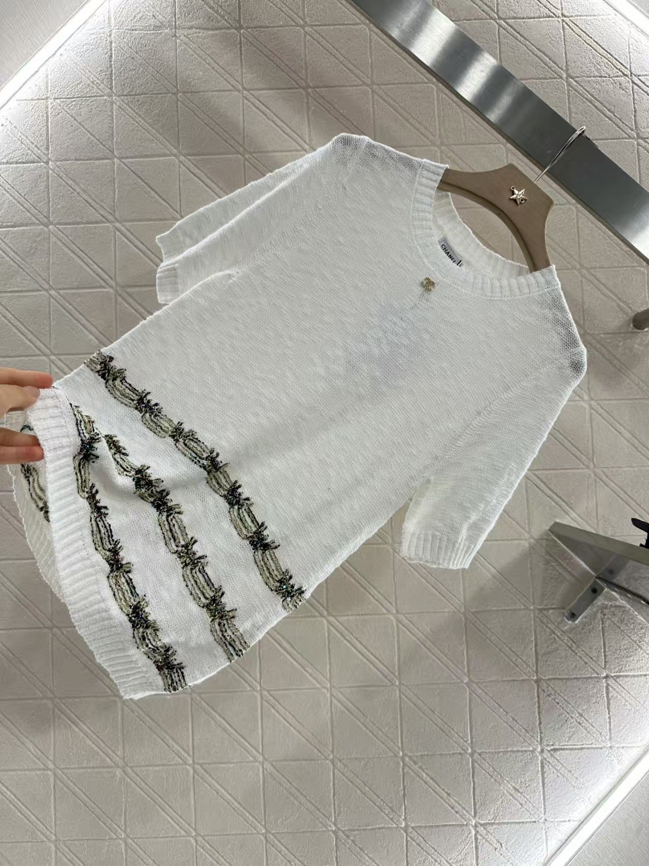 Gold thread embroidered hem knitted short sleeves