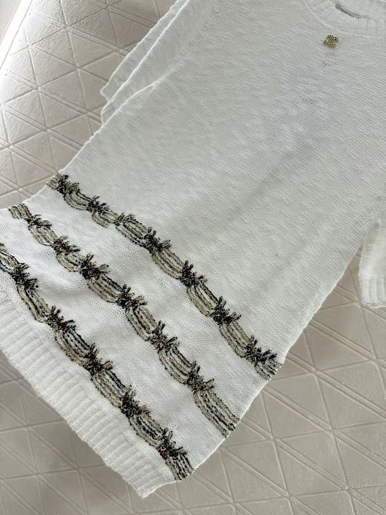 Gold thread embroidered hem knitted short sleeves