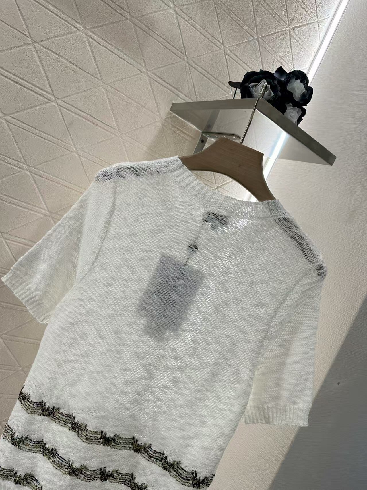 Gold thread embroidered hem knitted short sleeves