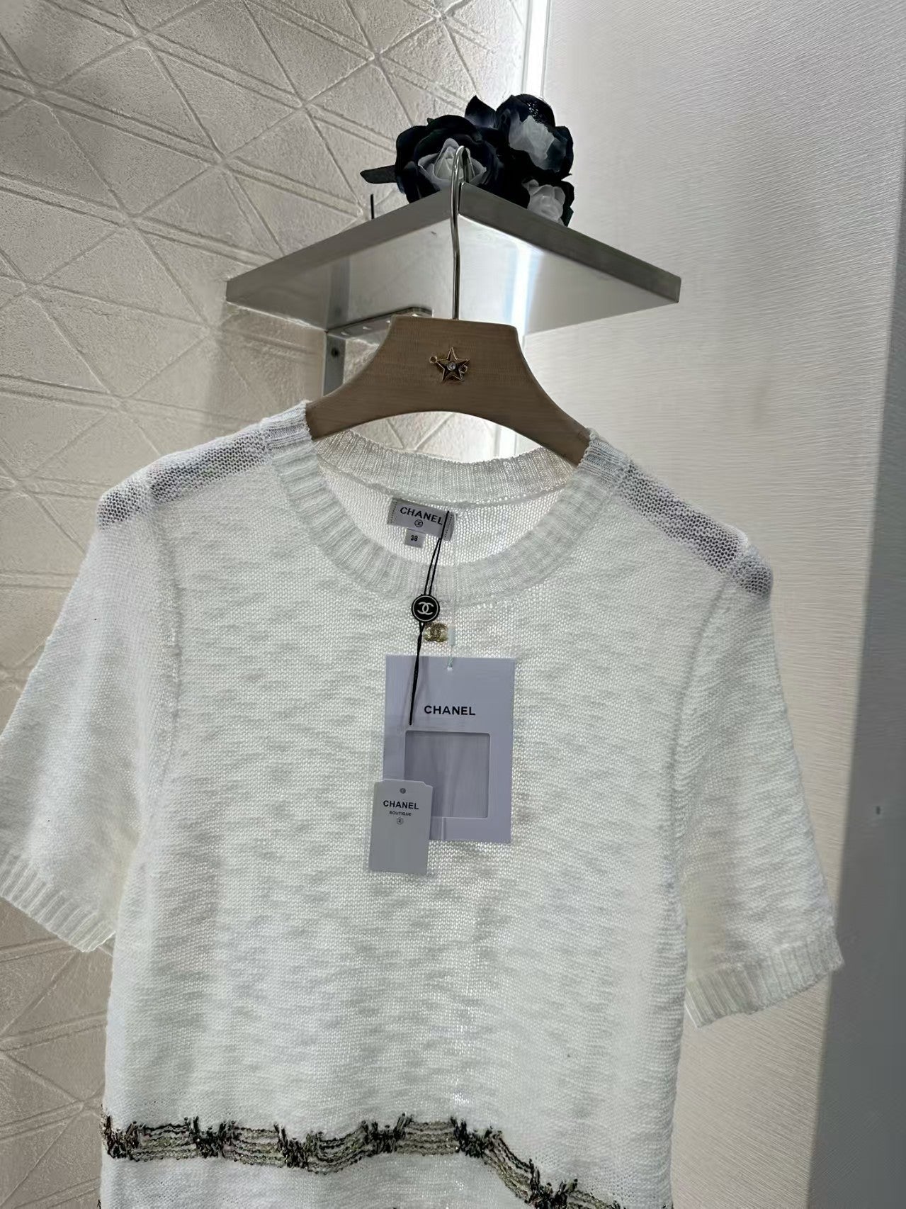 Gold thread embroidered hem knitted short sleeves