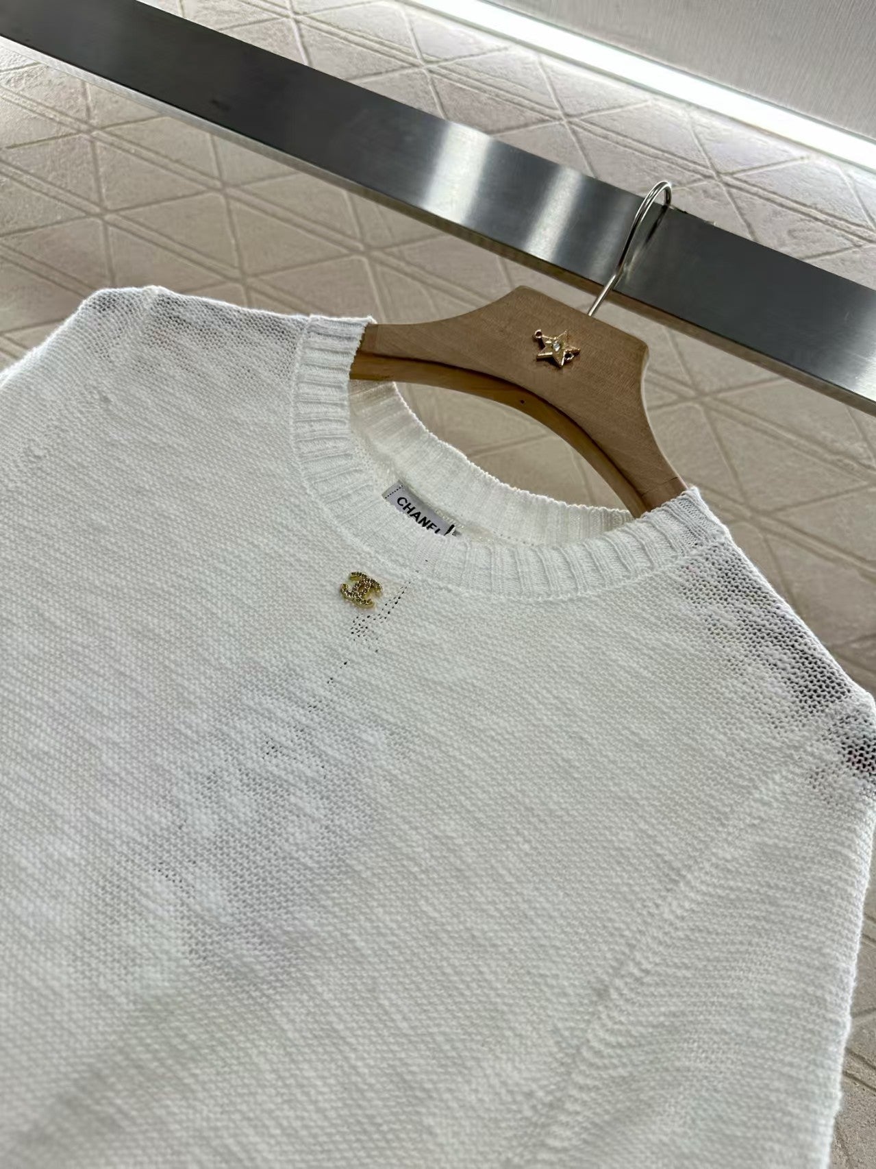 Gold thread embroidered hem knitted short sleeves