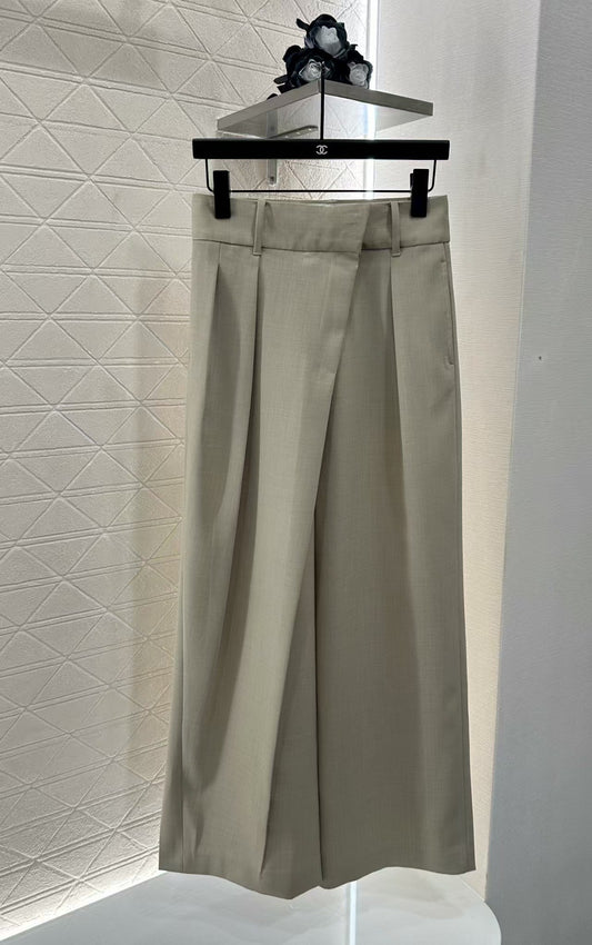 Wide-leg straight-leg trousers with oblique buttons