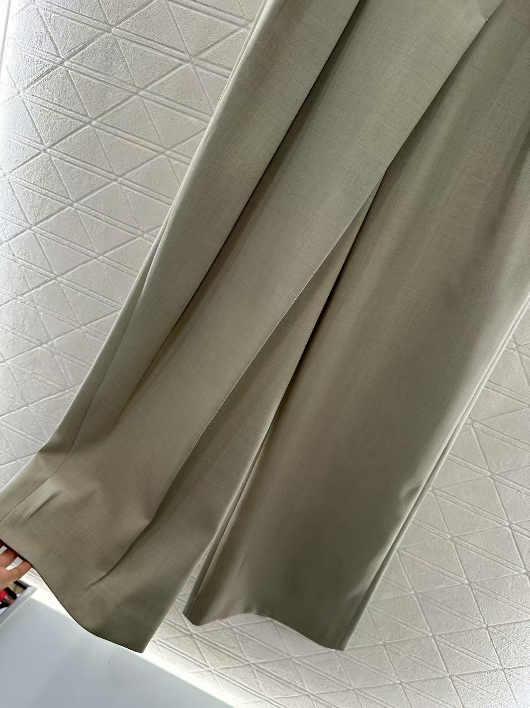 Wide-leg straight-leg trousers with oblique buttons