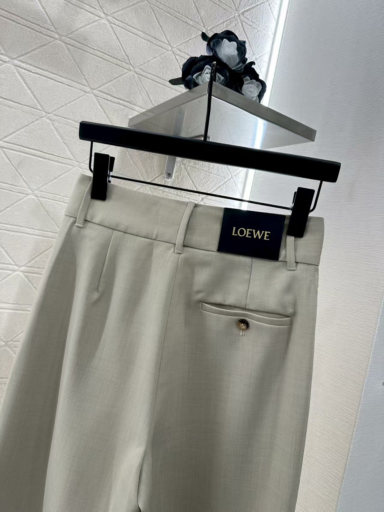 Wide-leg straight-leg trousers with oblique buttons
