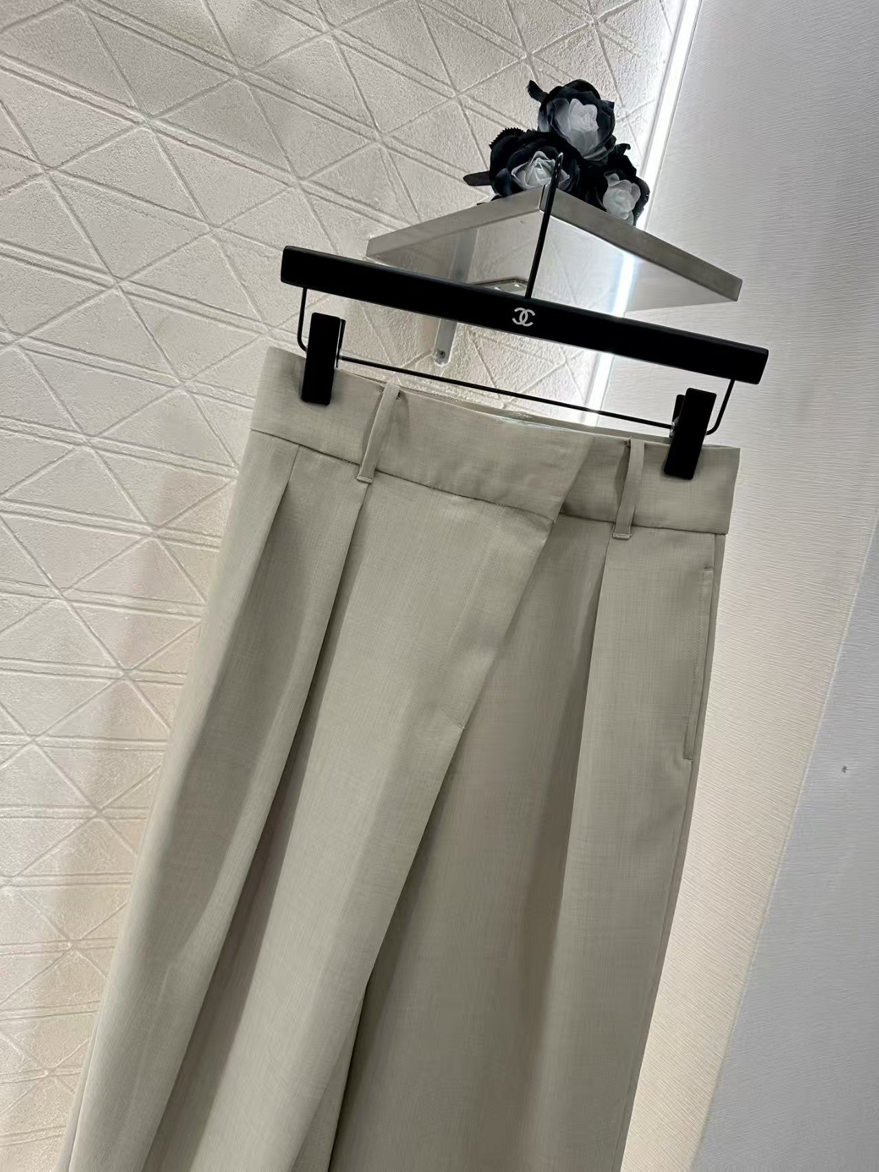 Wide-leg straight-leg trousers with oblique buttons
