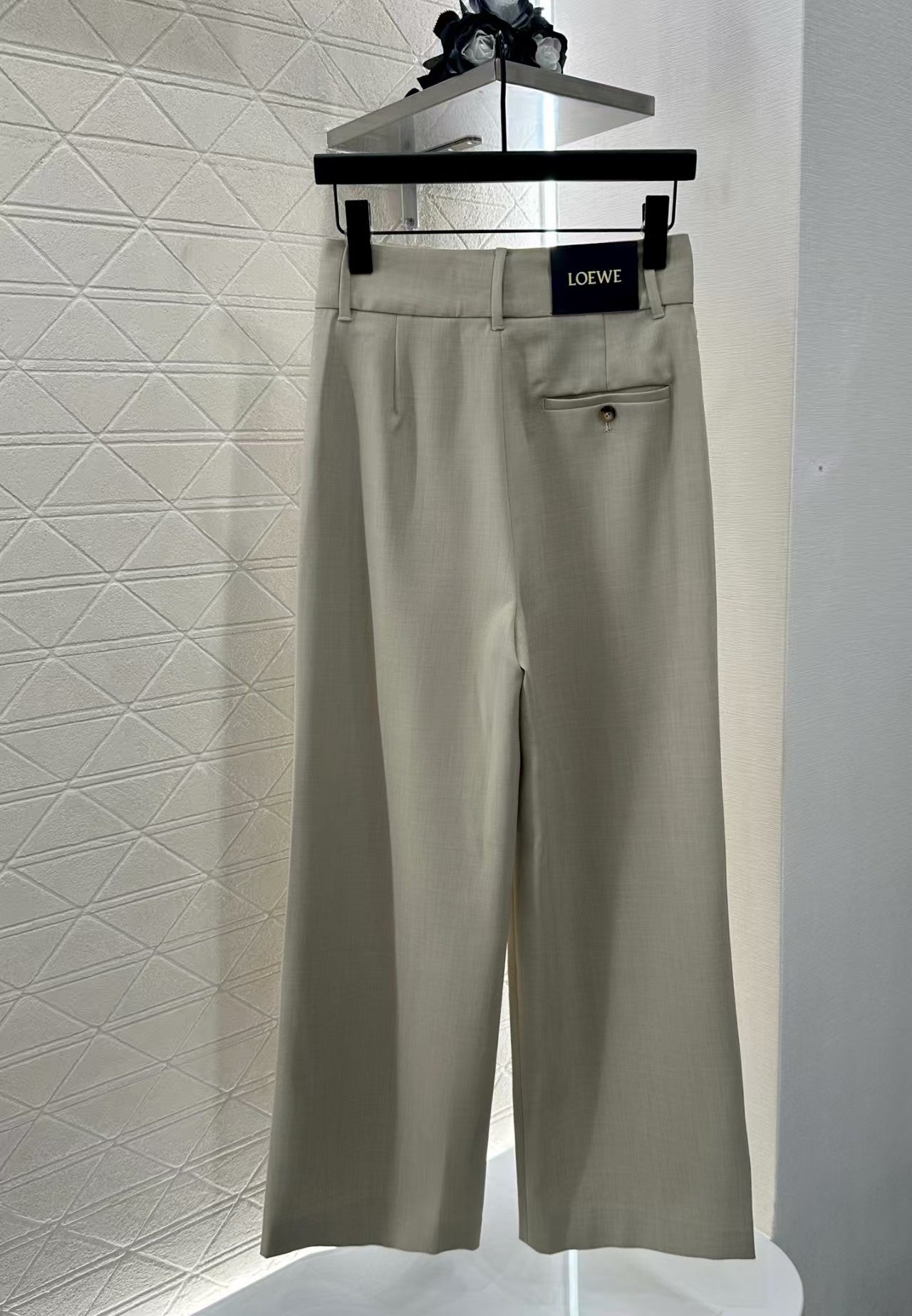 Wide-leg straight-leg trousers with oblique buttons