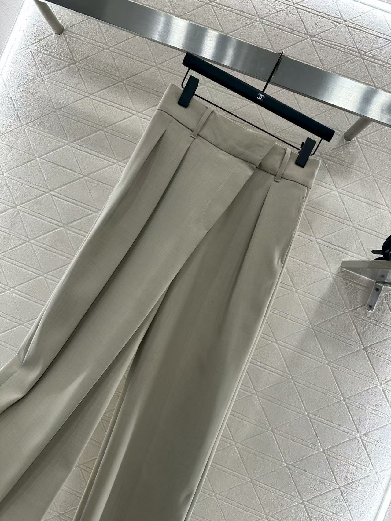 Wide-leg straight-leg trousers with oblique buttons