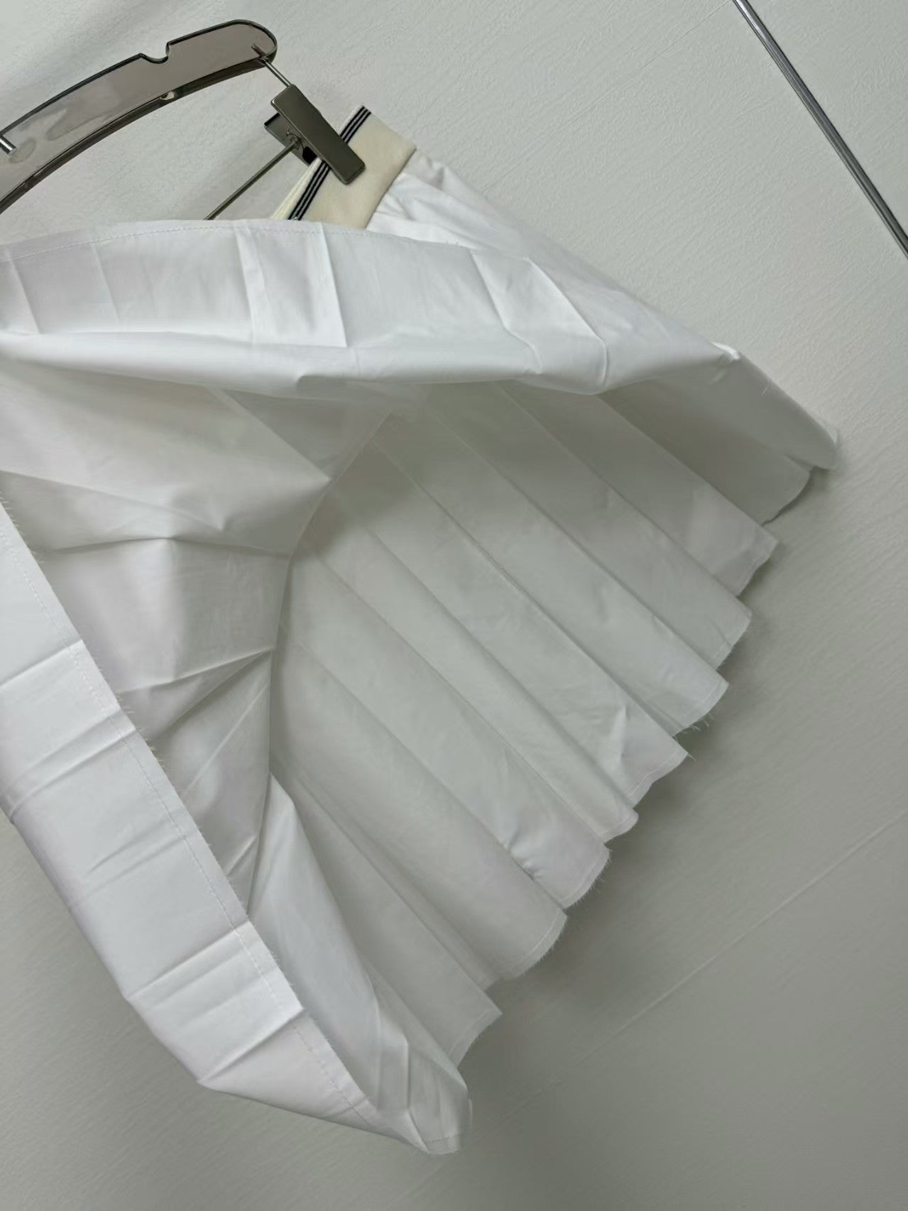 New short pleated skirt