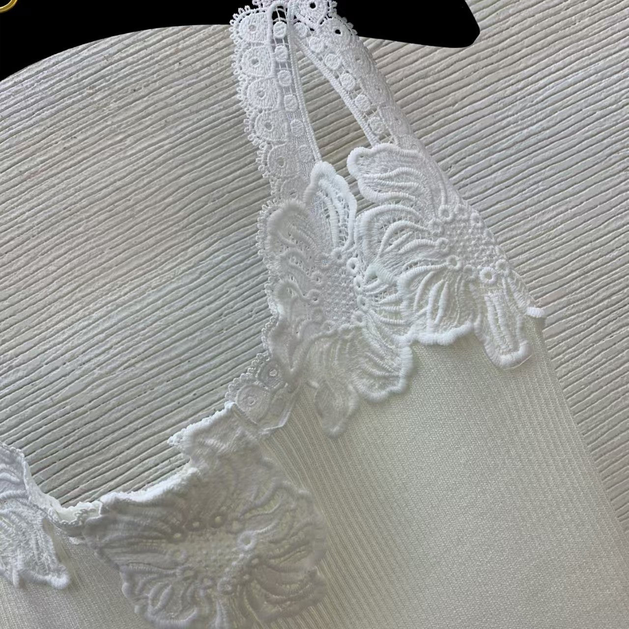 Water-soluble lace camisole knitted vest