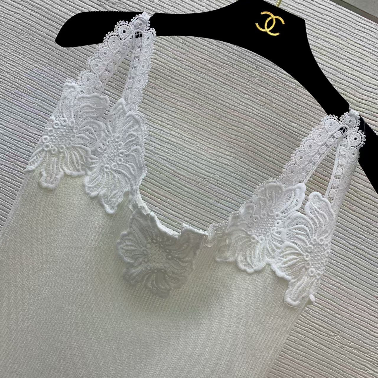 Water-soluble lace camisole knitted vest