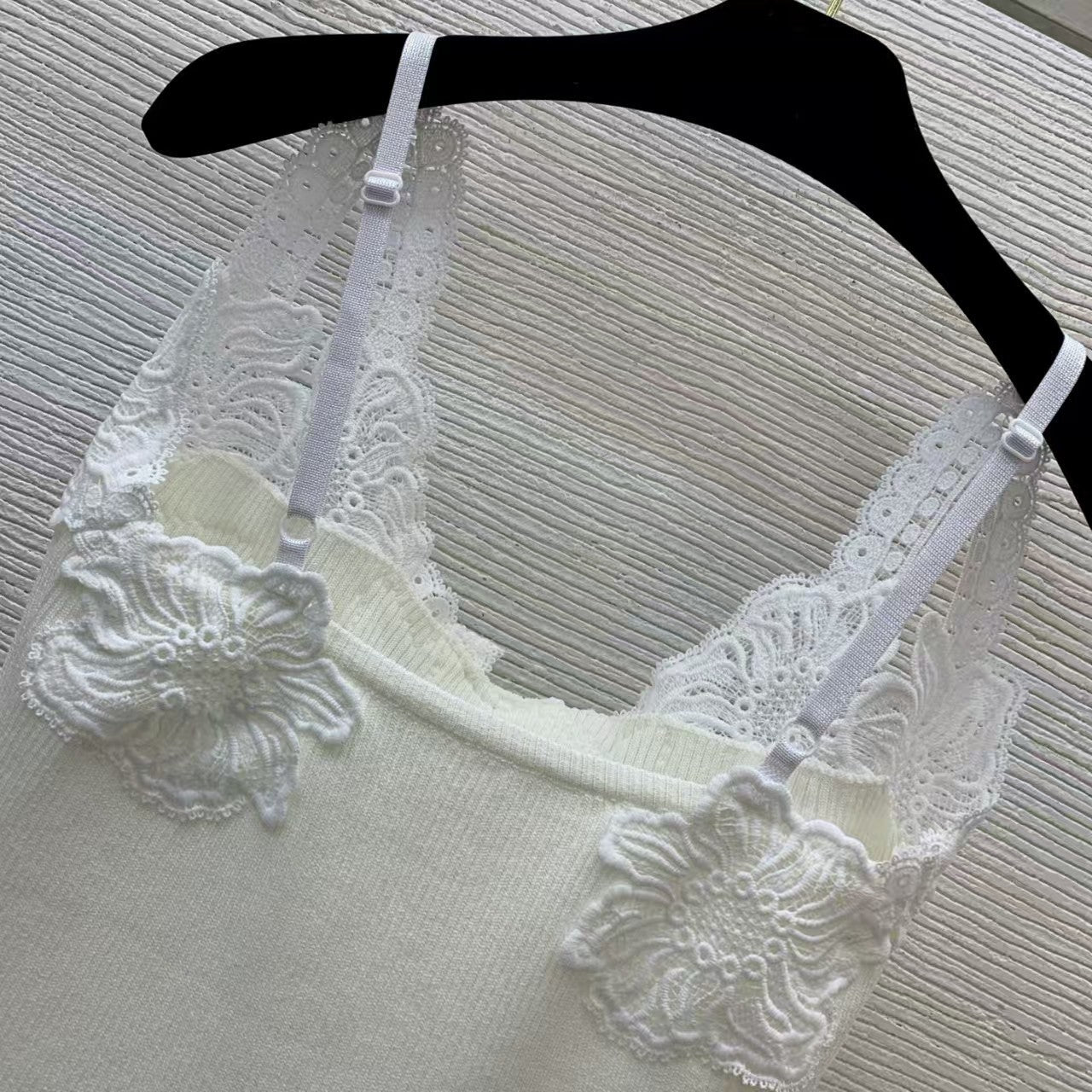 Water-soluble lace camisole knitted vest