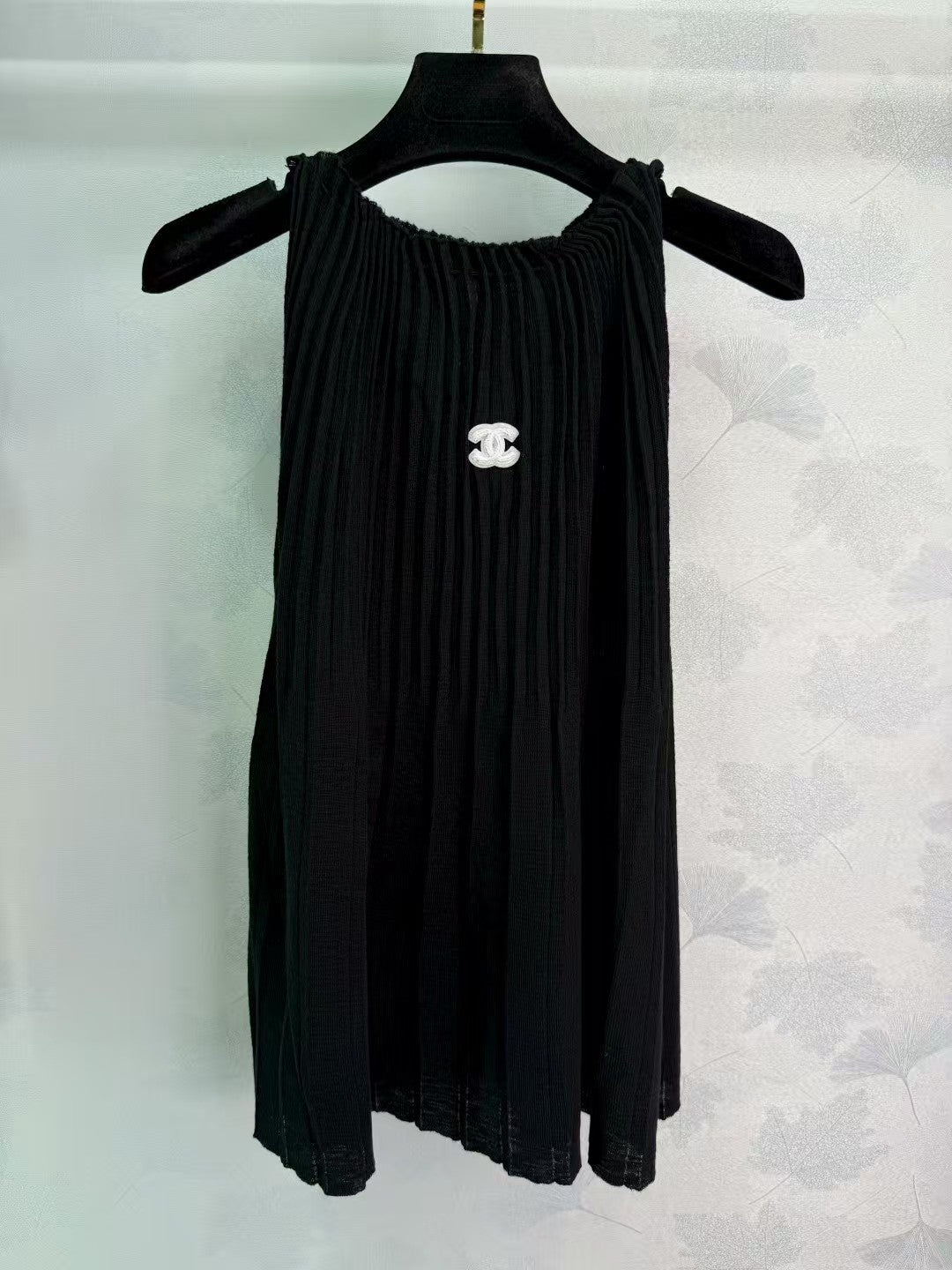 Halter neck pleated knitted vest