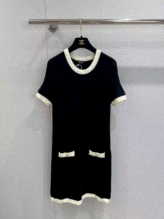 Black and white contrast knitted short-sleeved dress