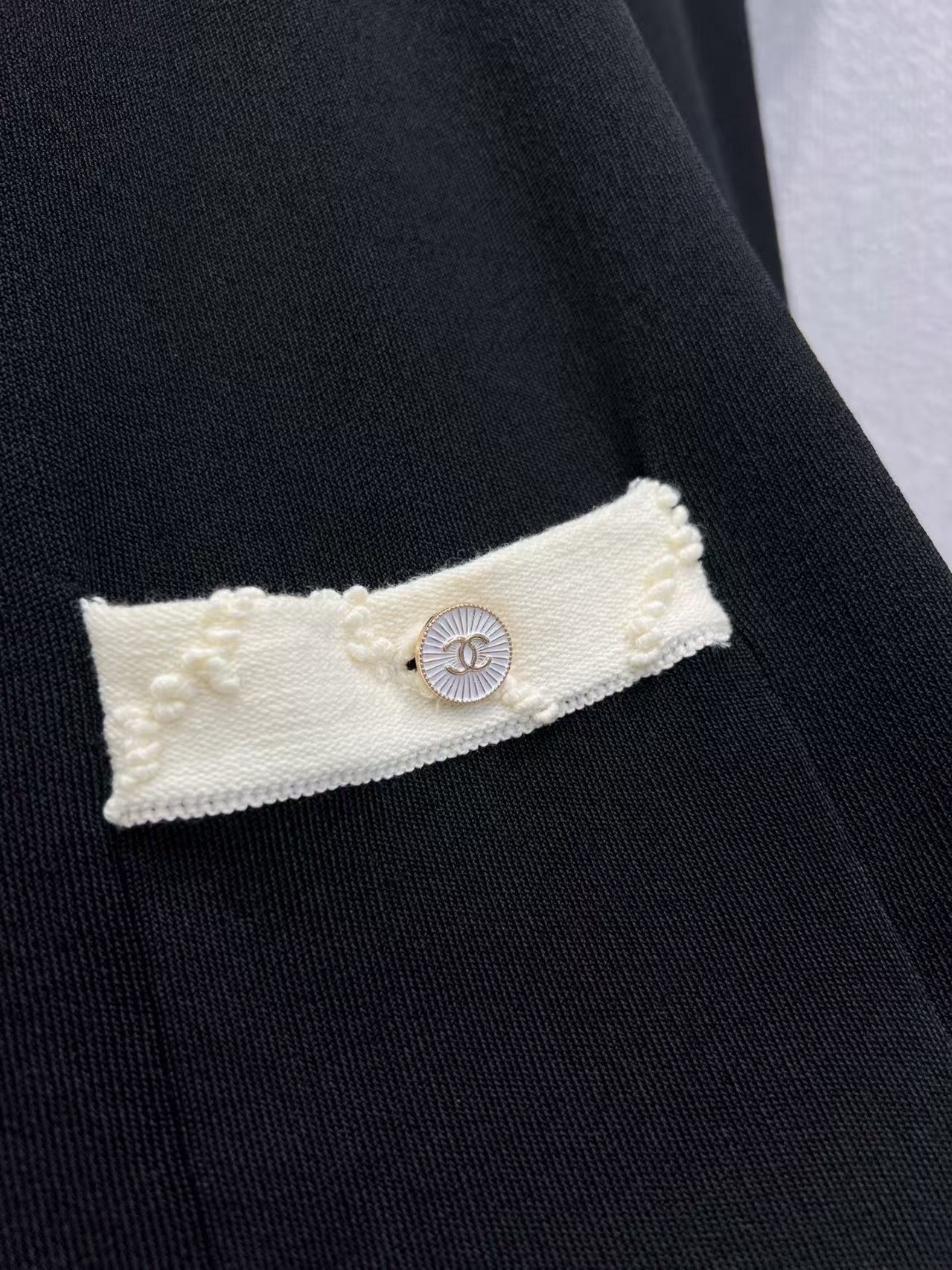 Black and white contrast knitted short-sleeved dress