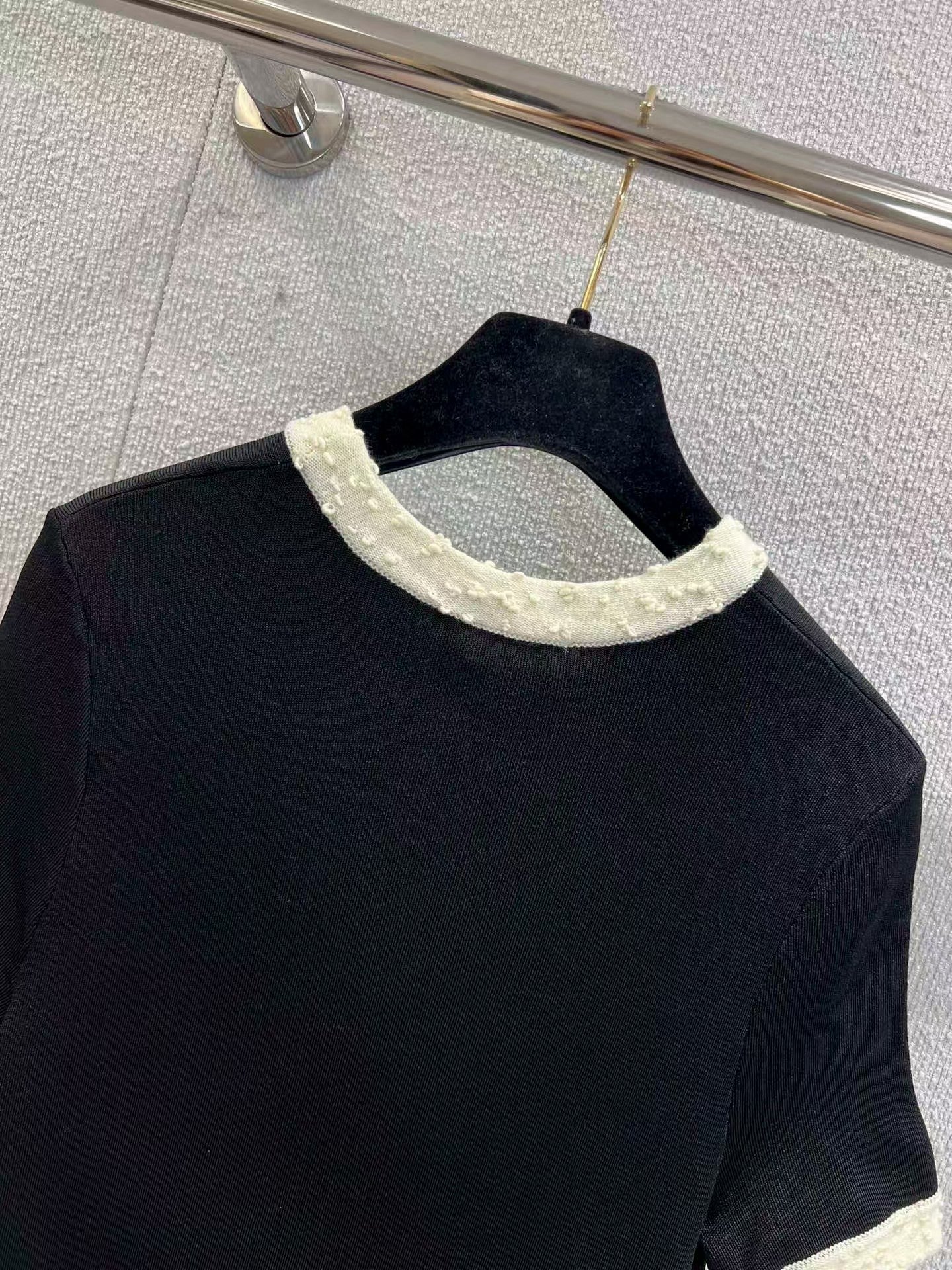 Black and white contrast knitted short-sleeved dress