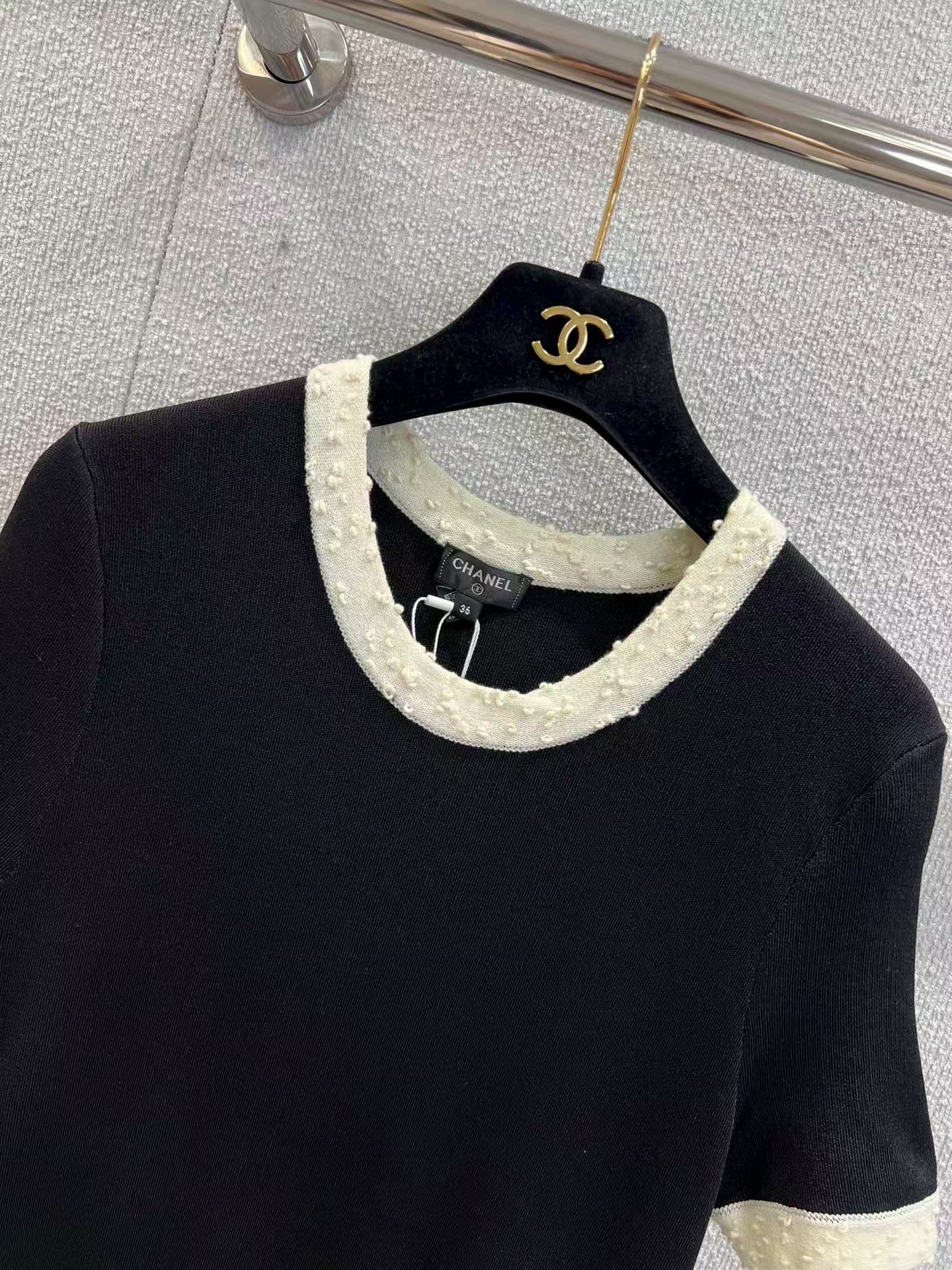 Black and white contrast knitted short-sleeved dress