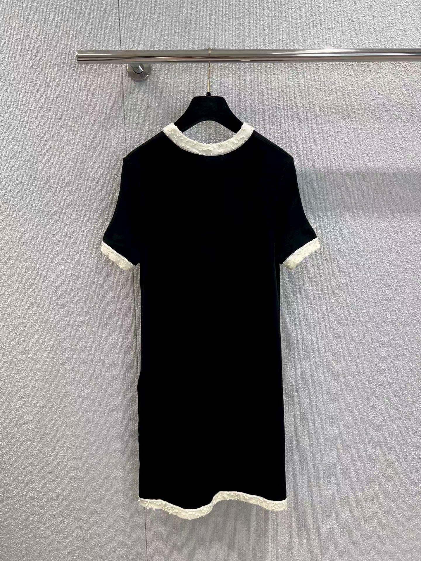 Black and white contrast knitted short-sleeved dress