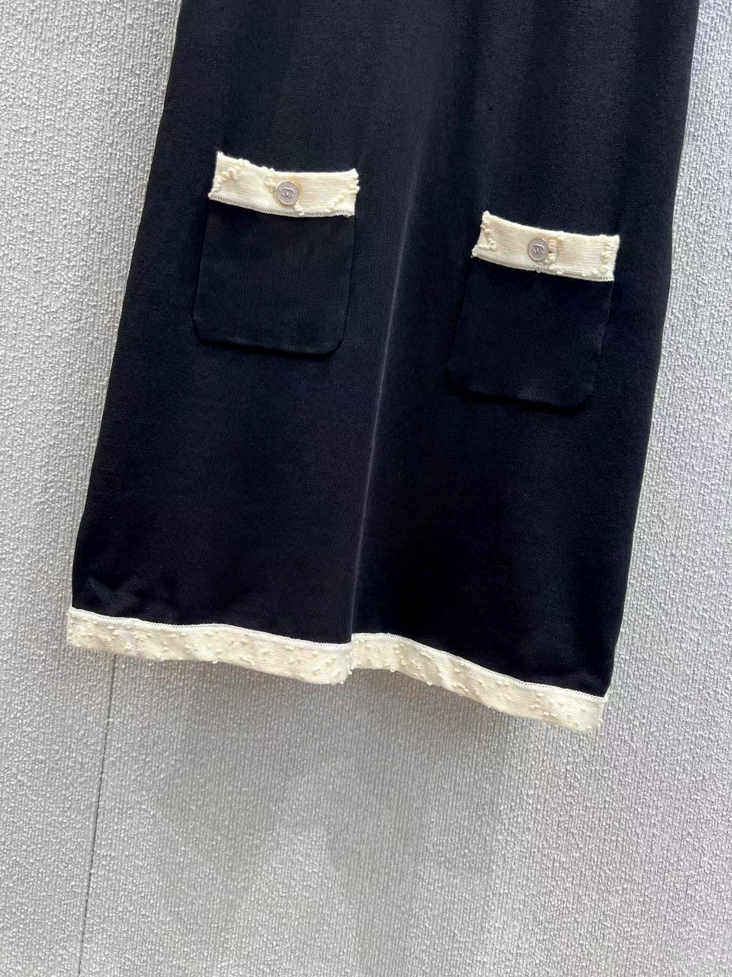 Black and white contrast knitted short-sleeved dress