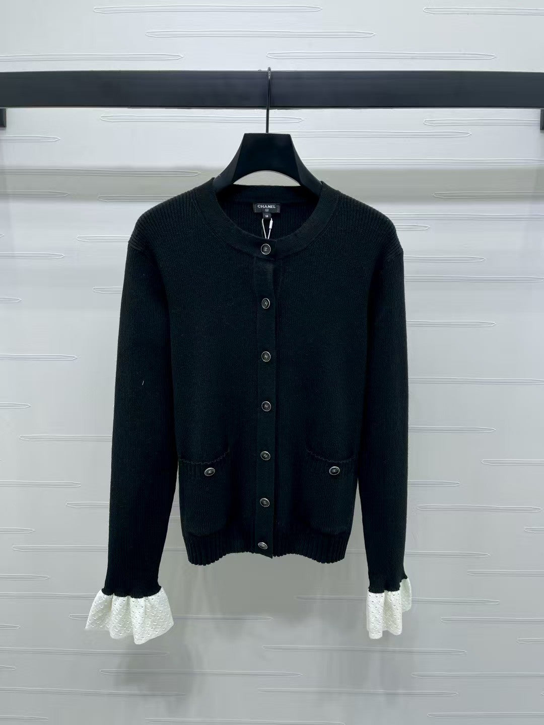 Double pocket crew neck knit cardigan