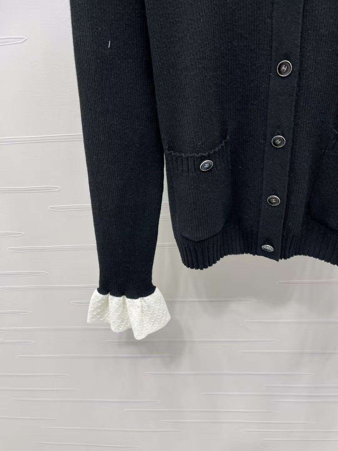 Double pocket crew neck knit cardigan