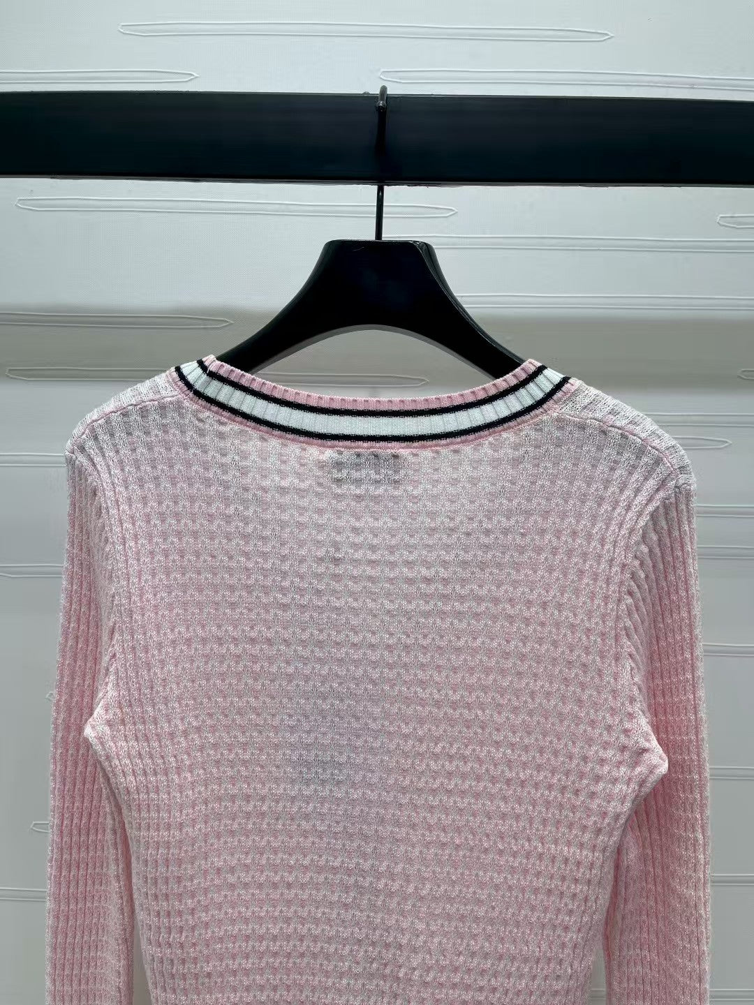 V-neck knitted long-sleeved cardigan