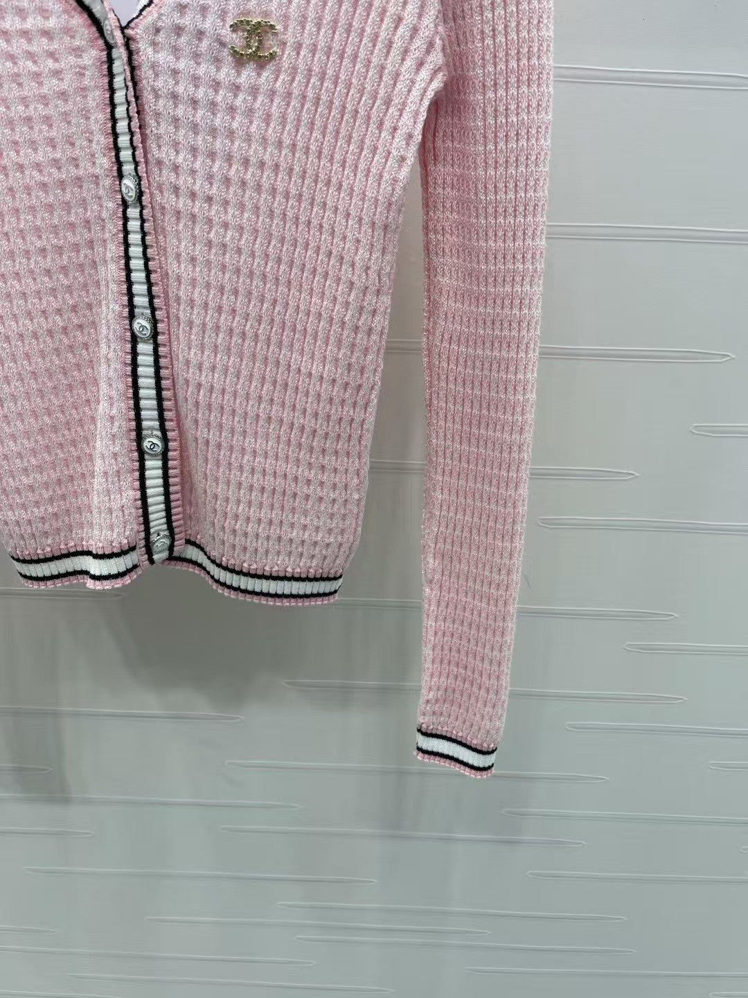 V-neck knitted long-sleeved cardigan