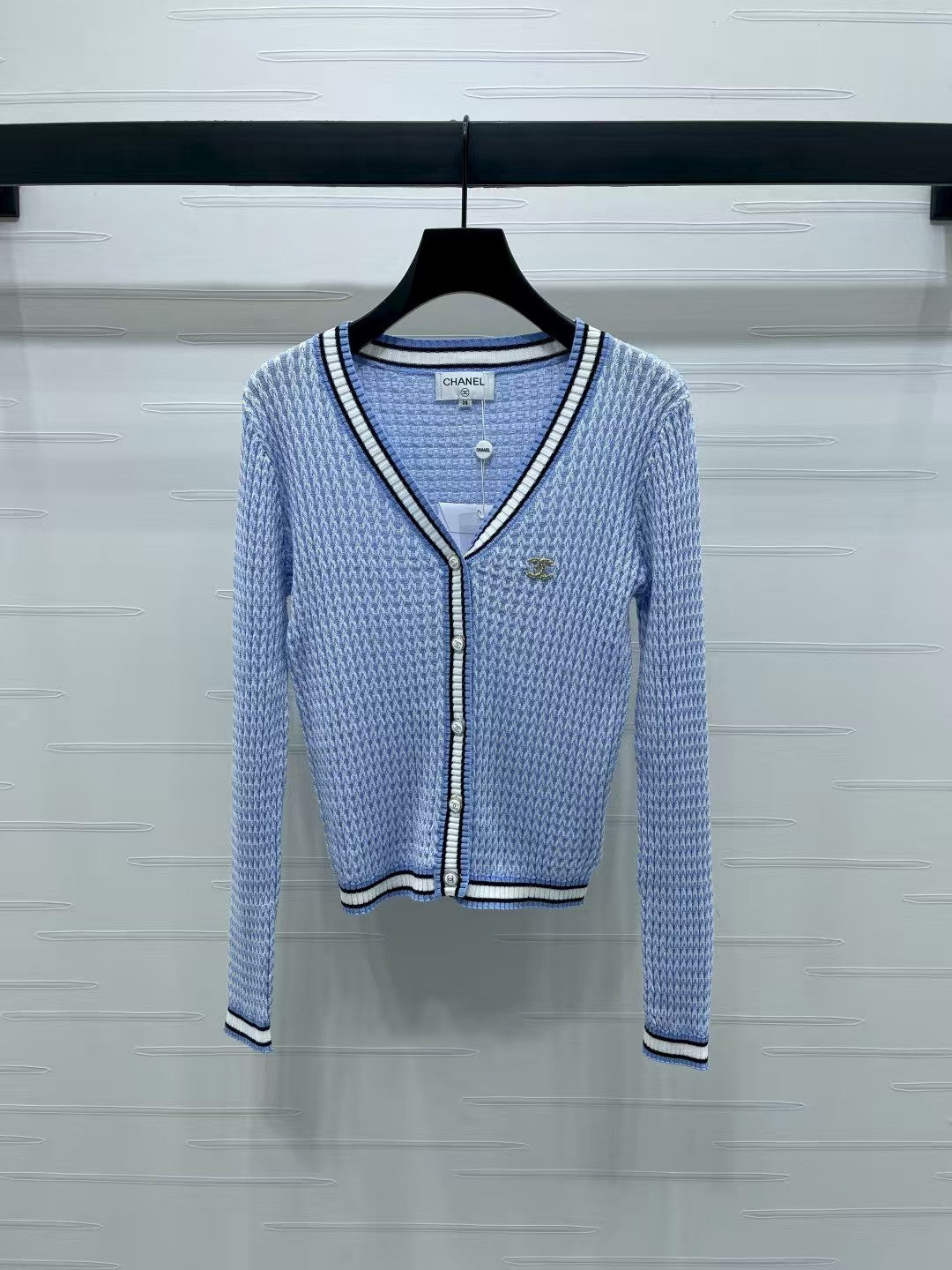 V-neck knitted long-sleeved cardigan