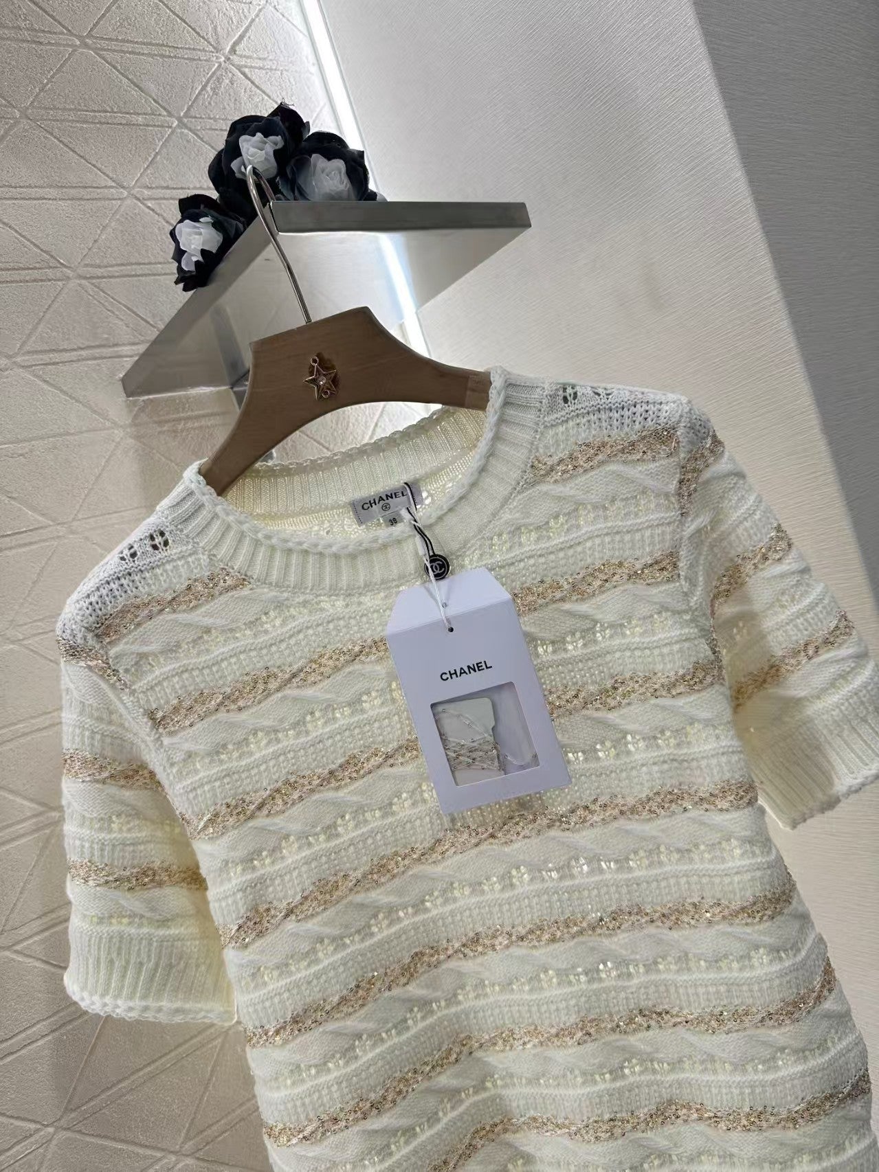 Sequined striped knit short sleeves