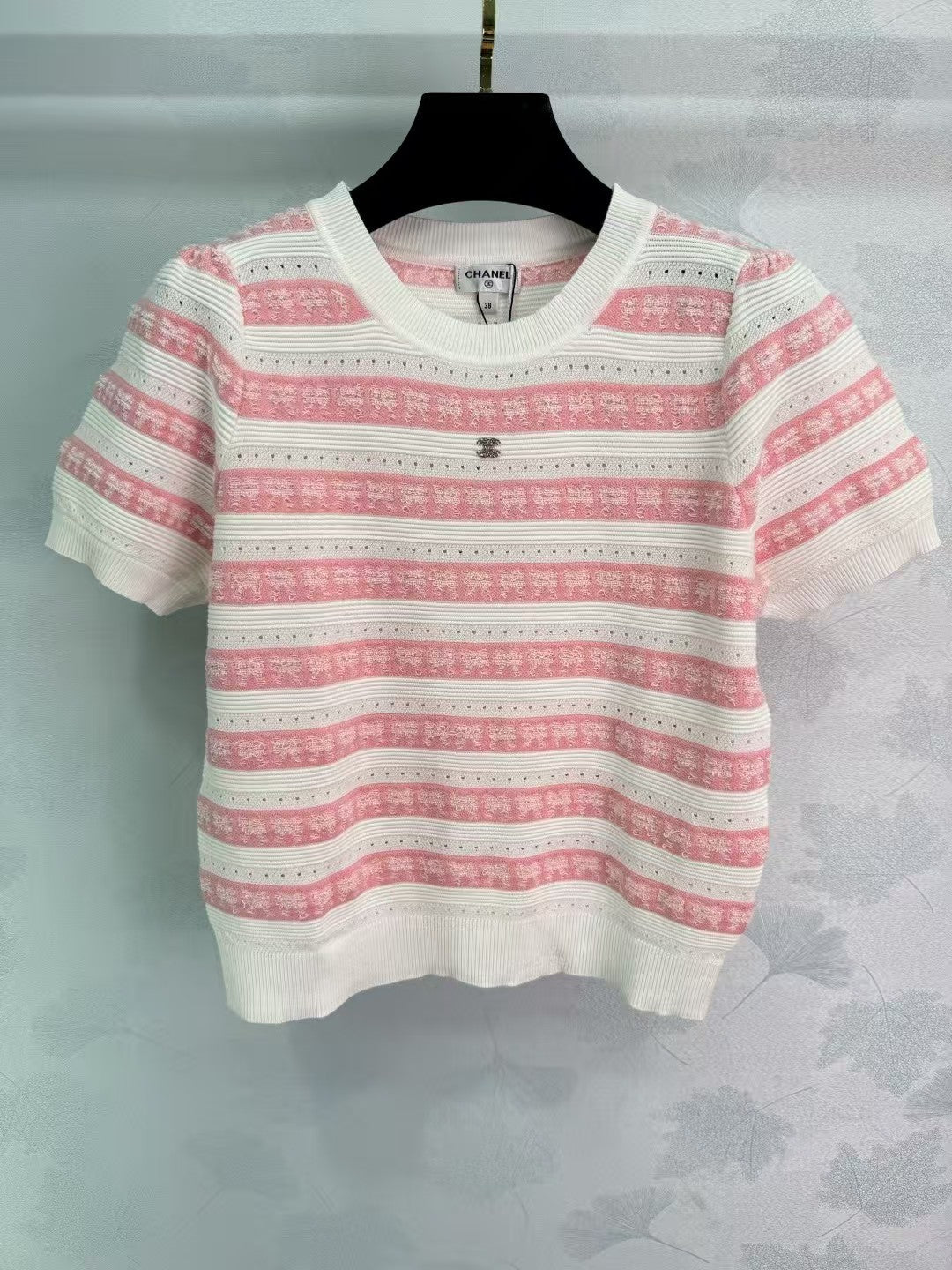 Logo pattern embellishment short sleeves