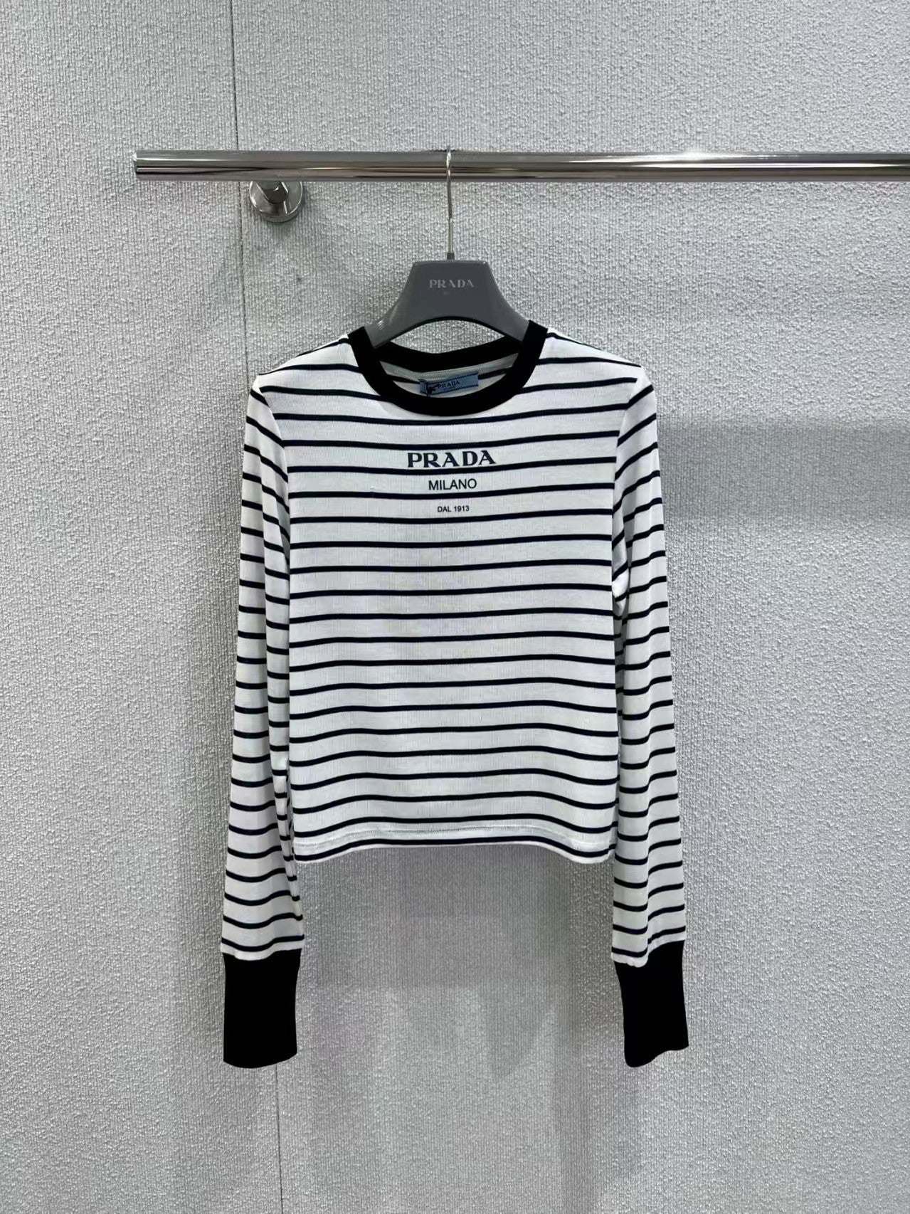 Contrast striped bottoming shirt