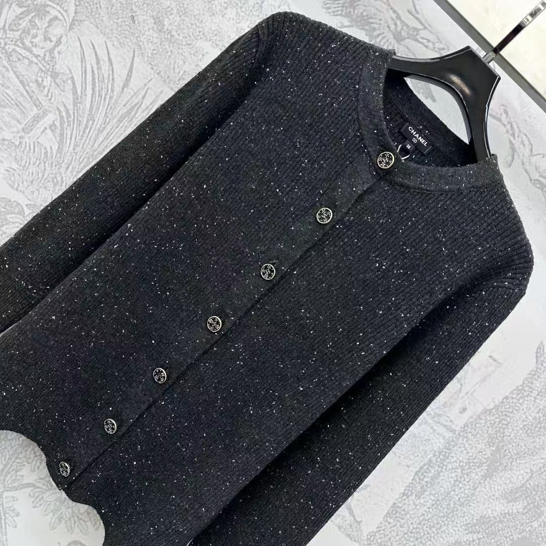 New round neck knitted cardigan