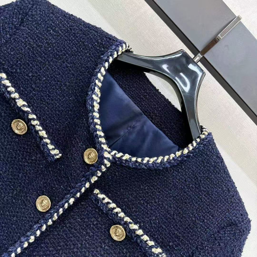 Braided dress with short sleeves and tied hem