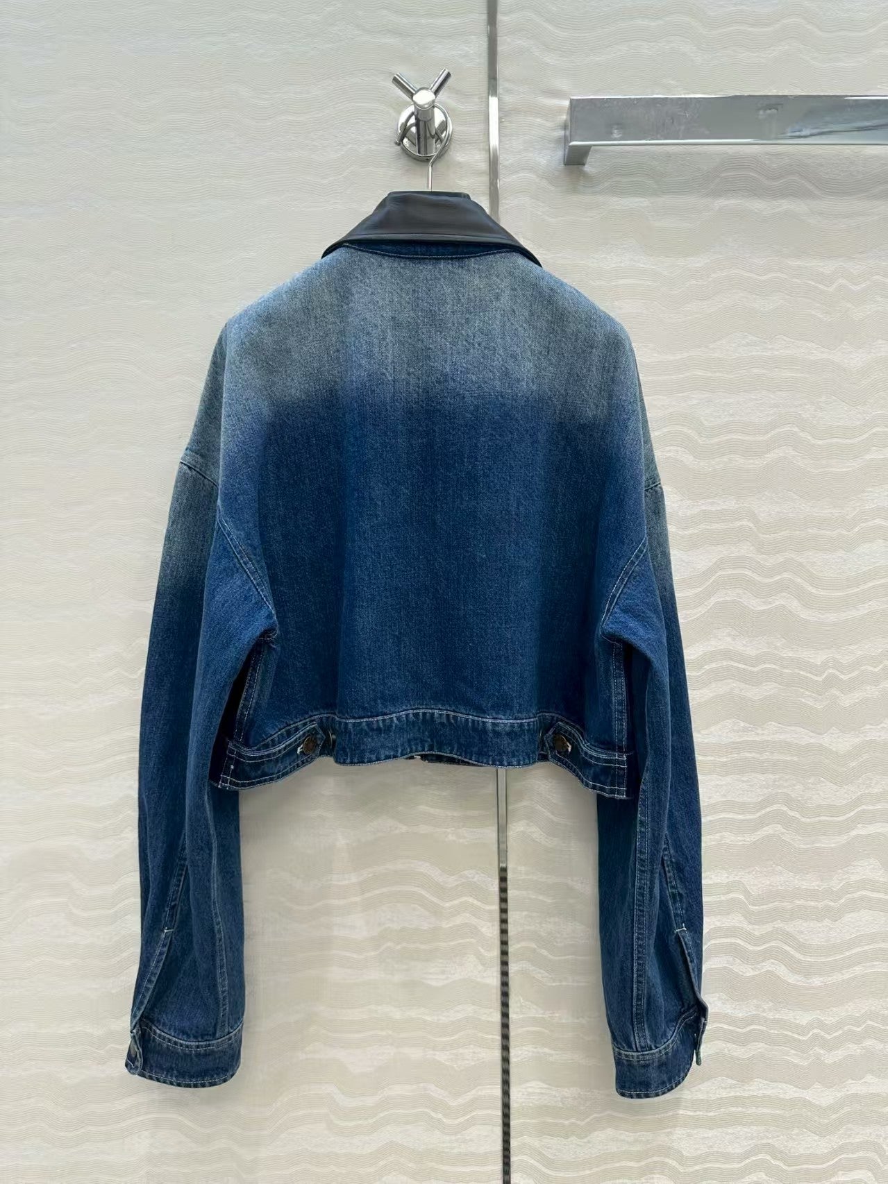 Enzyme-washed nostalgic denim jacket