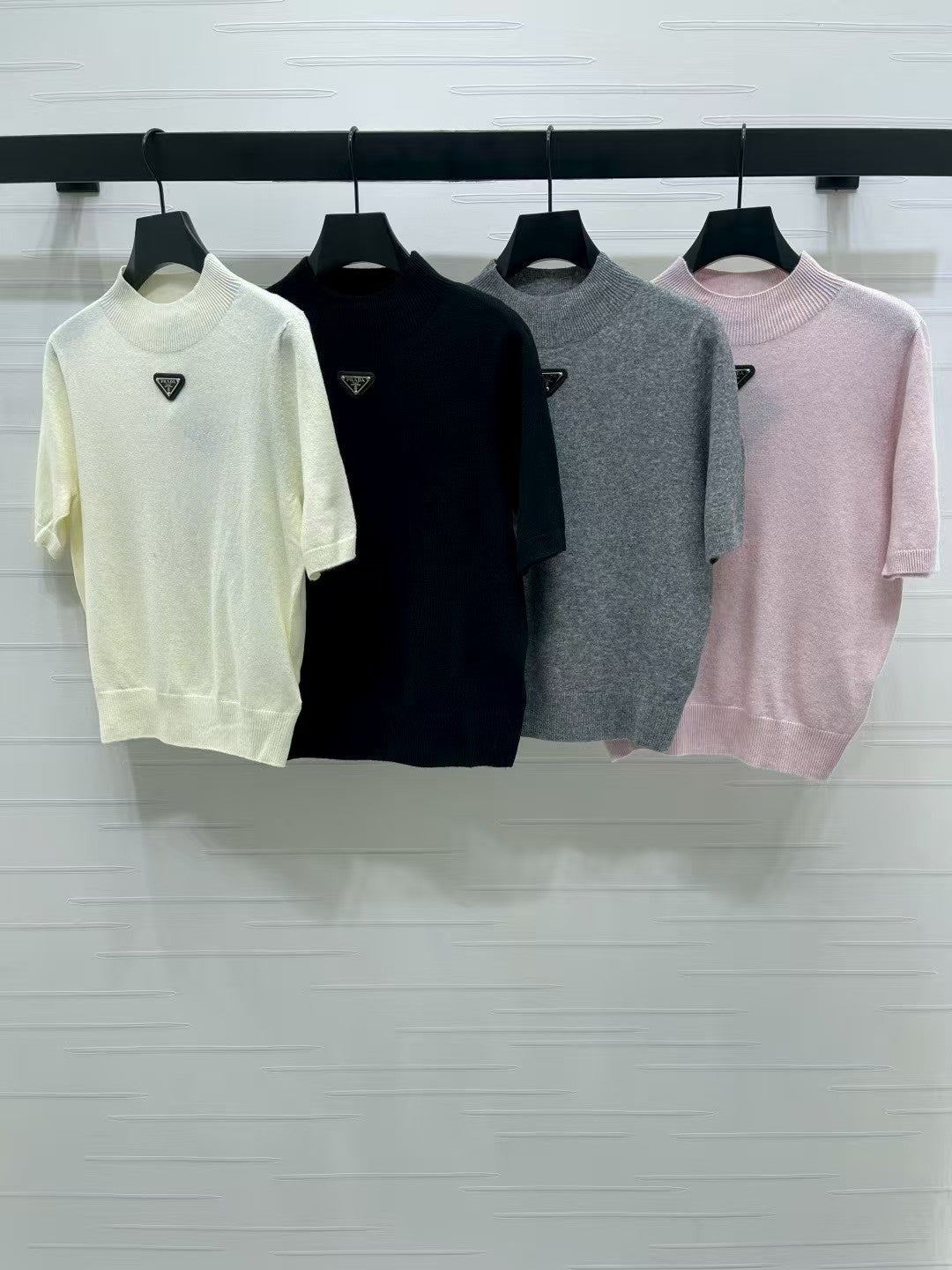 Triangle logo knitted short sleeves