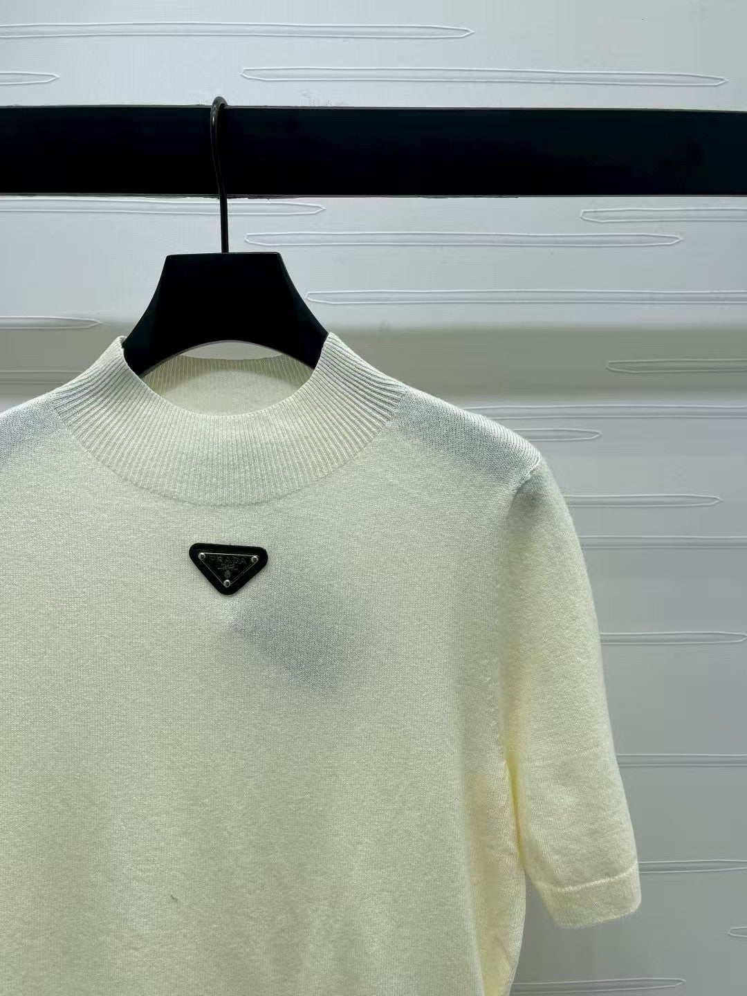 Triangle logo knitted short sleeves