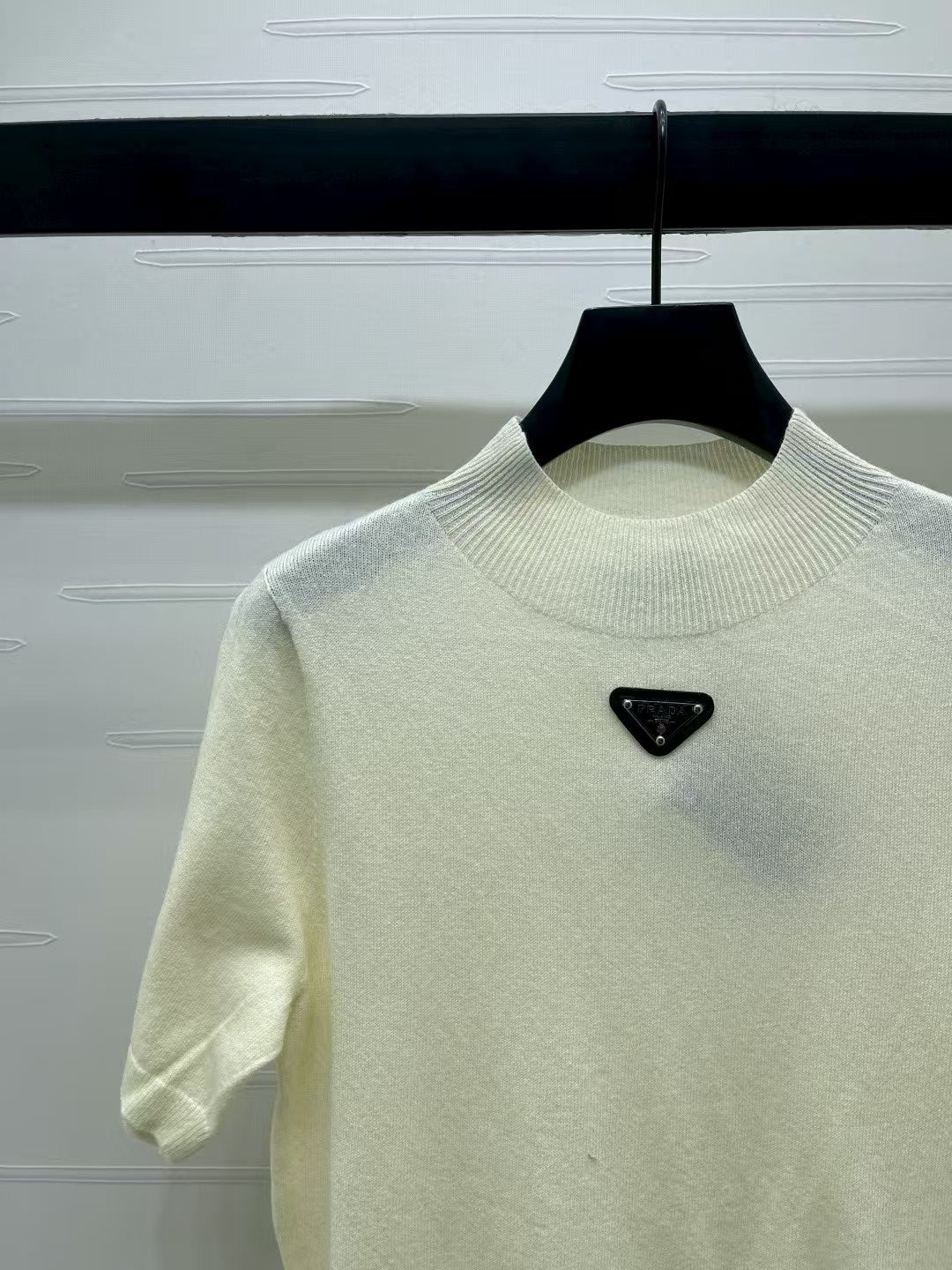 Triangle logo knitted short sleeves