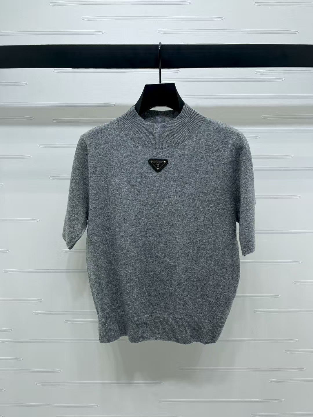 Triangle logo knitted short sleeves