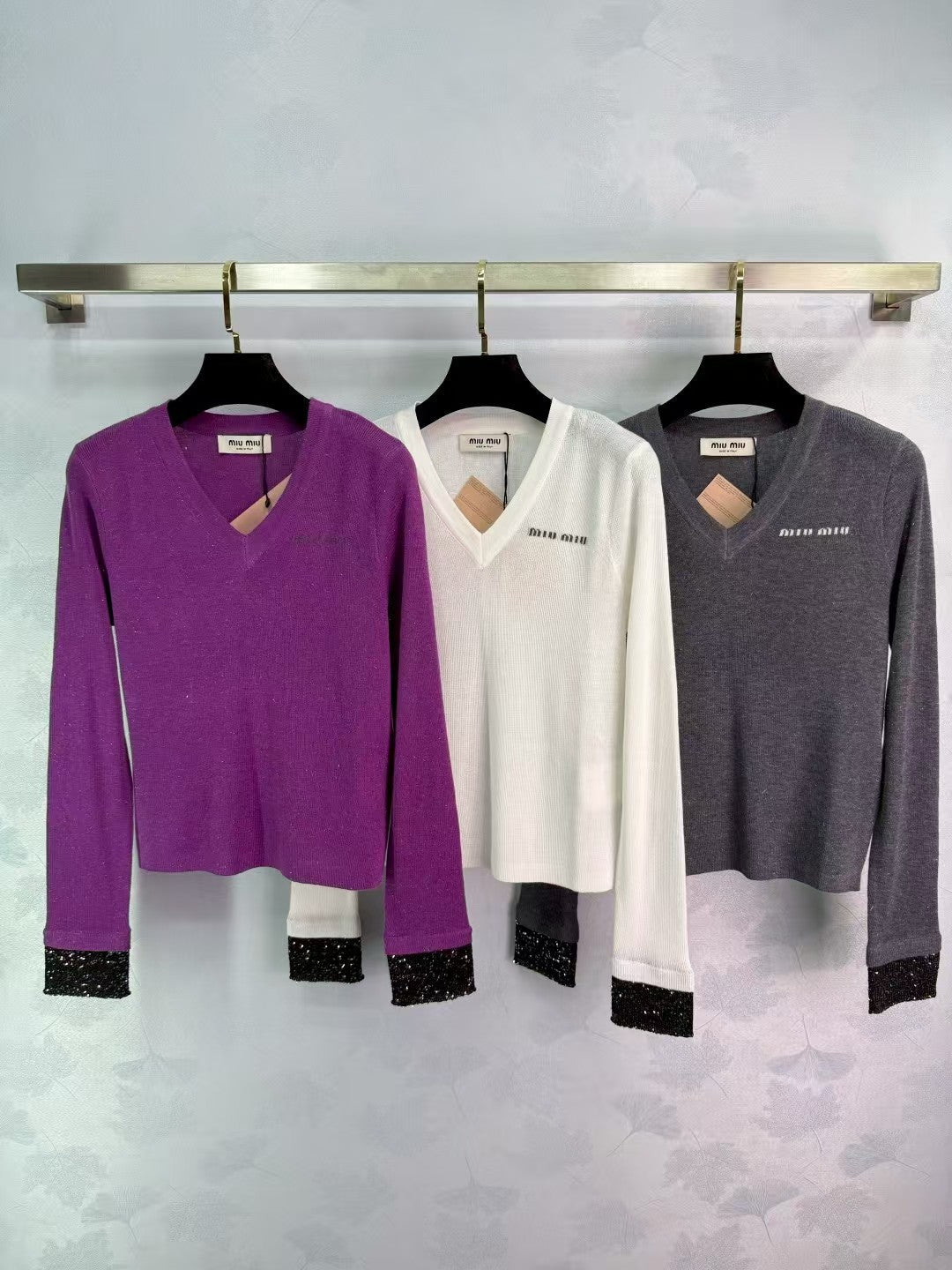 V-neck long-sleeved knitted top