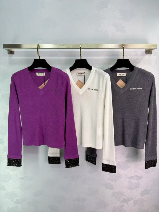 V-neck long-sleeved knitted top