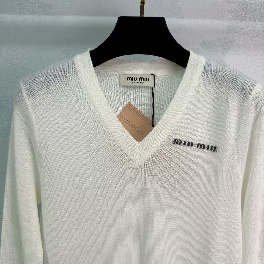 V-neck long-sleeved knitted top