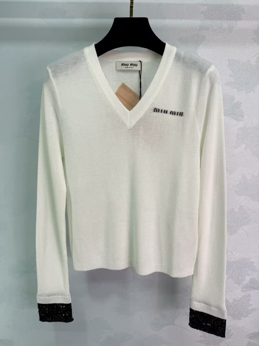 V-neck long-sleeved knitted top